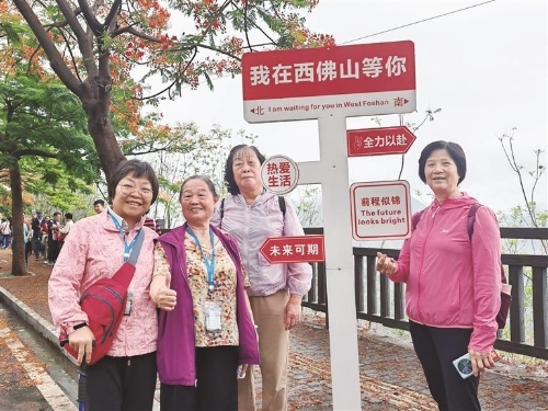 银发专列驶入川滇 416位深圳银发族畅游阳光花城