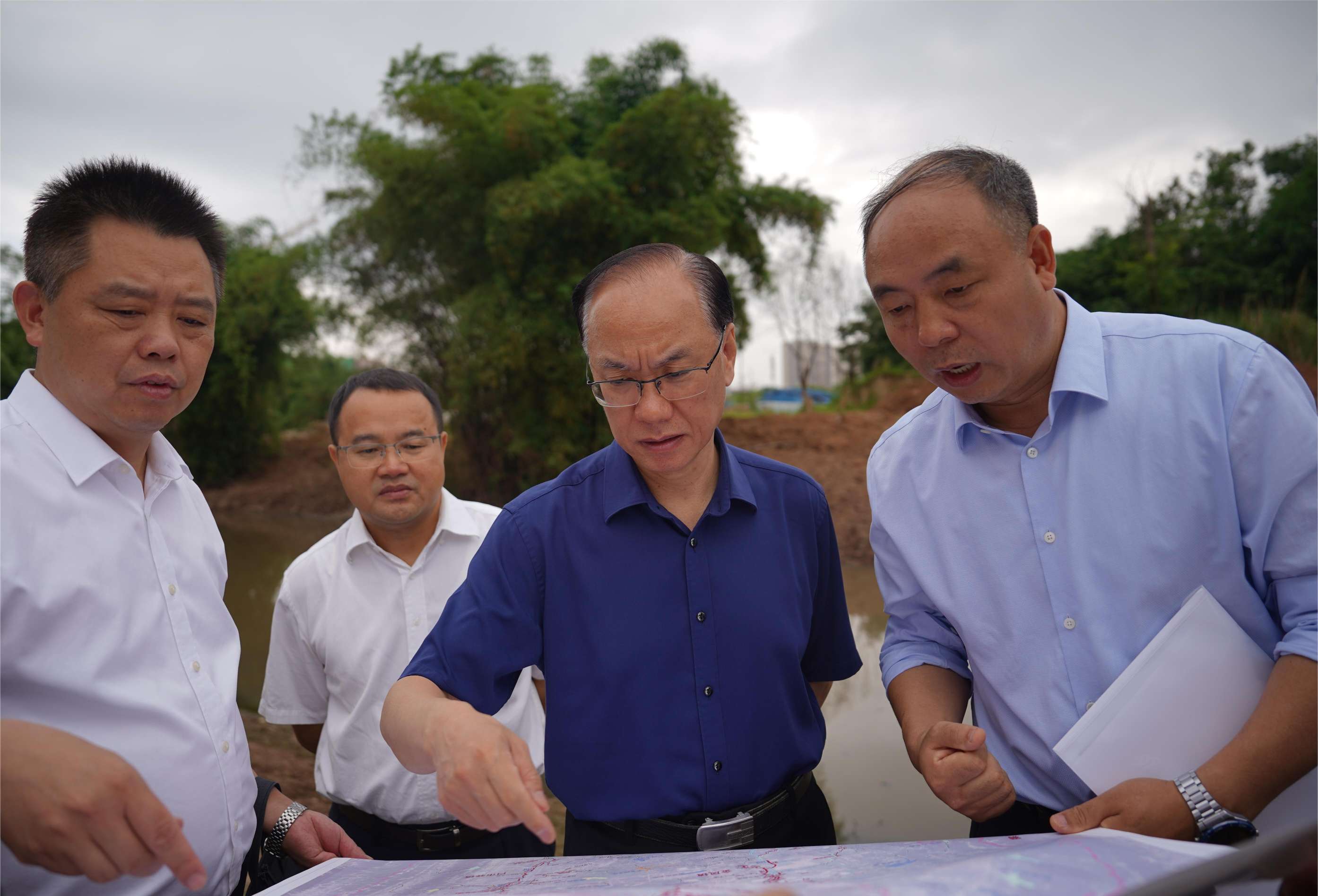 半岛平台官网重庆市生态环境局局长余国东现场督办中央生态环境保护督察反馈问题整改工(图1)