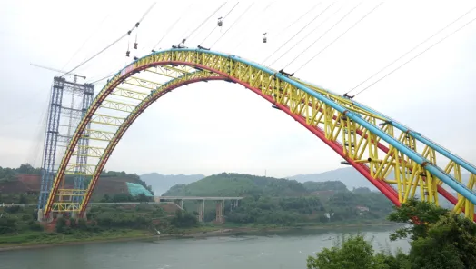 屏山岷江二桥主拱顺利合龙