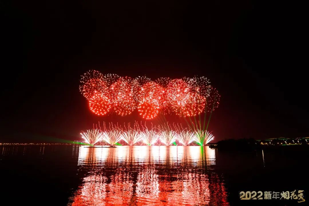 今夜烟花璀璨2022新年烟花秀在滴水湖畔绚丽绽放