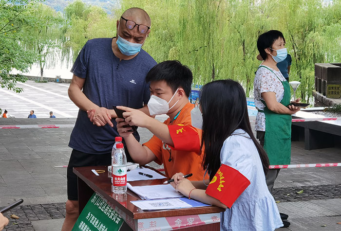 长江泸州航道局青年志愿者下沉社区助力疫情防控