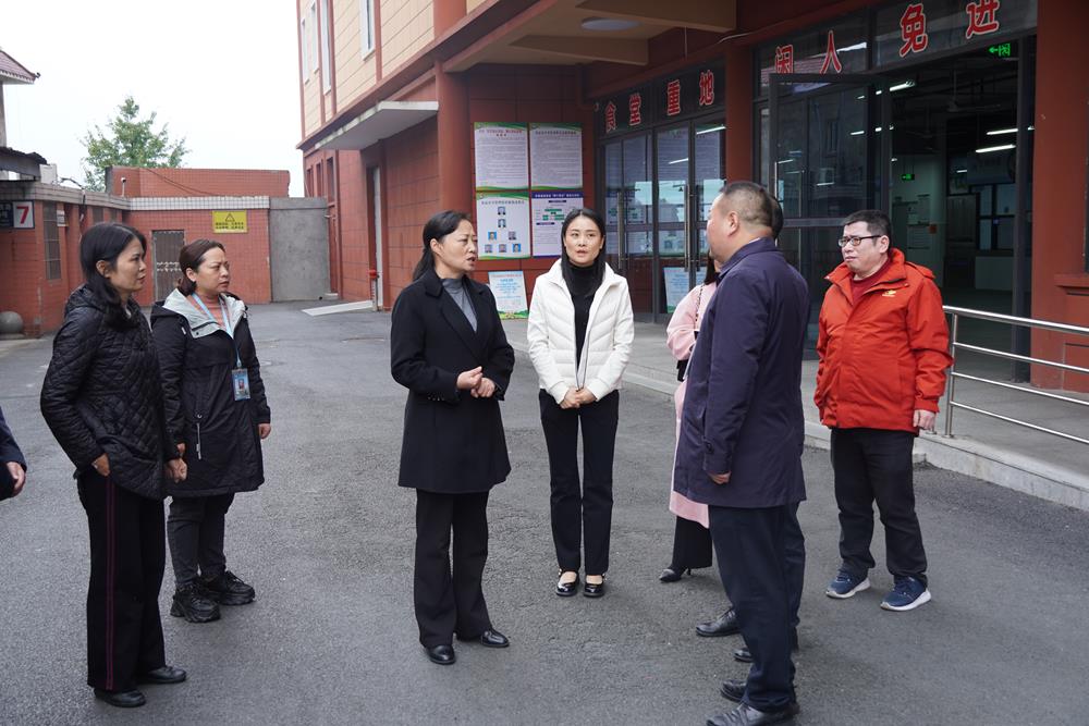 罗素平率队到泸县督导校园食品安全及食堂膳食经费管理工作