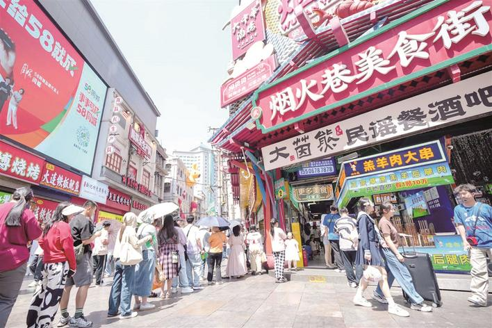 年轻人纷至沓来拥抱百年江汉路