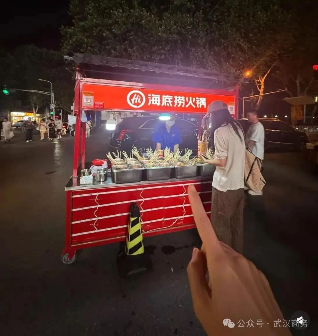 武汉街头现海底捞路边摊！你吃过吗？
