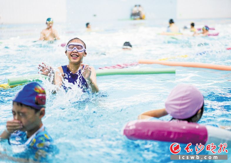 长沙市22家游泳馆、67个培训点免费向中小学生开放