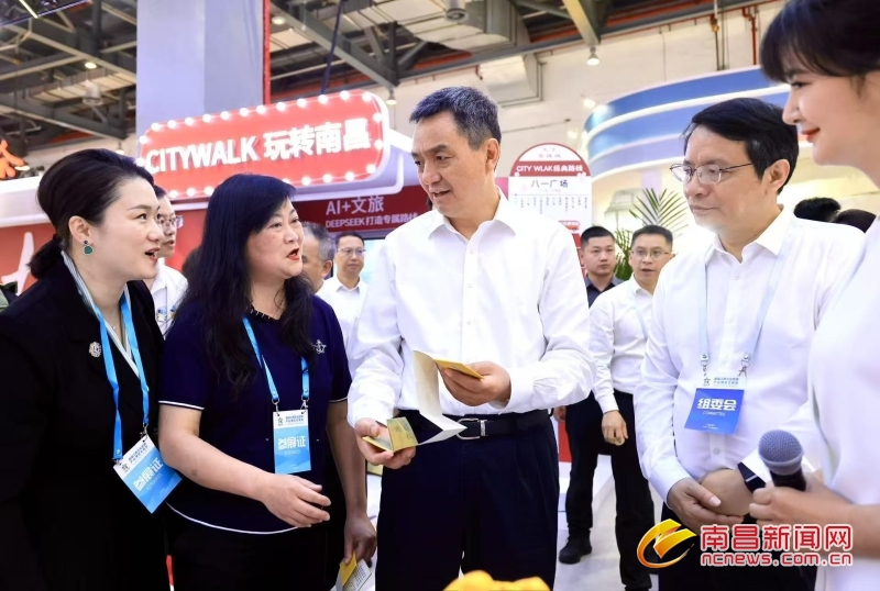 李红军巡看重点会展活动 高世文参加