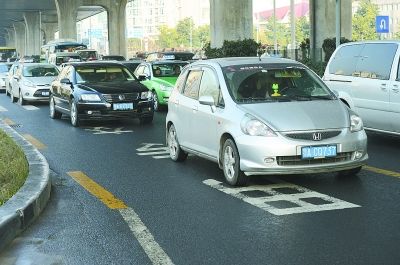 多個路口讓駕駛員為難:變道難違章要罰錢