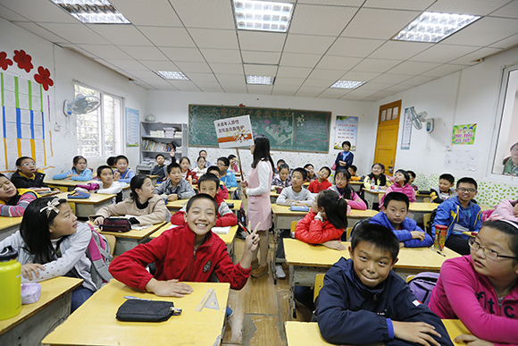 美国来汉交换生为小学生上课谈异性交往及自我防护