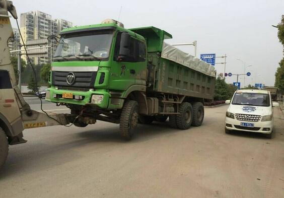 渣土車車主汙染路面還抖狠遭東西湖城管處罰