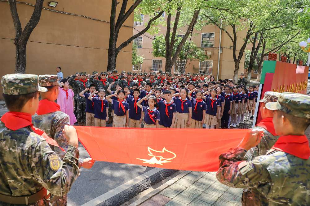 武汉江夏开展 庆六一 红领巾 进军营主题国防教育的活动