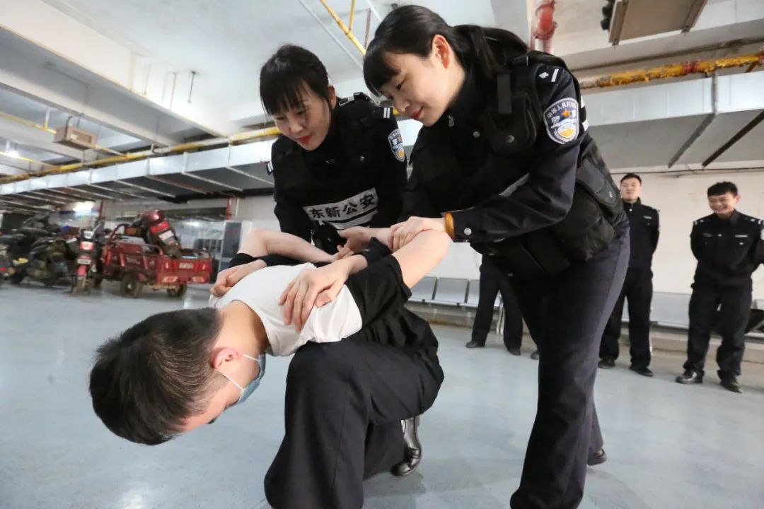 女警擒拿女民警图片