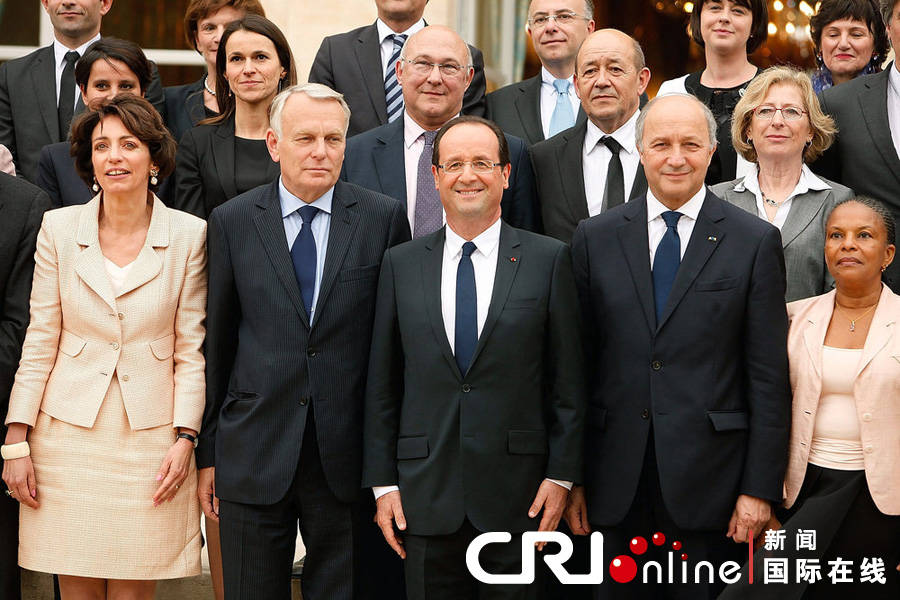 法国新一届内阁成员首次集体亮相