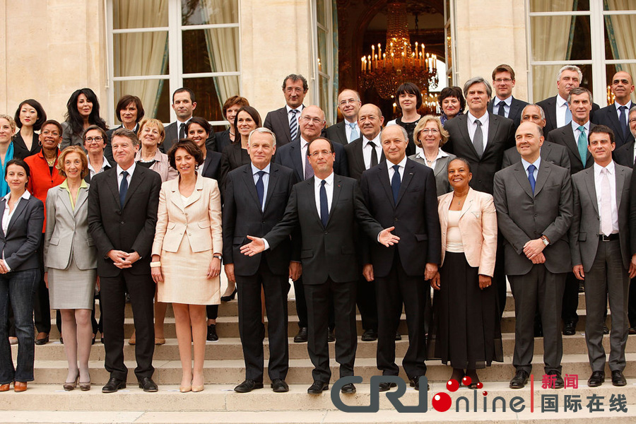 法国新一届内阁成员首次集体亮相
