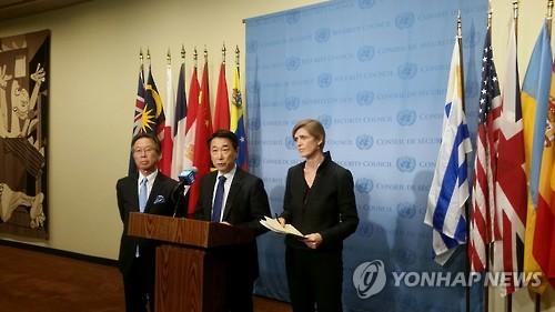 当地时间2月7日，在联合国总部，韩国驻联合国大使吴俊(左二)进行发言。(韩联社）