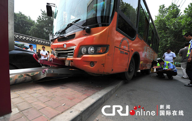 西安公交車失控衝上站臺4名候車女性受傷