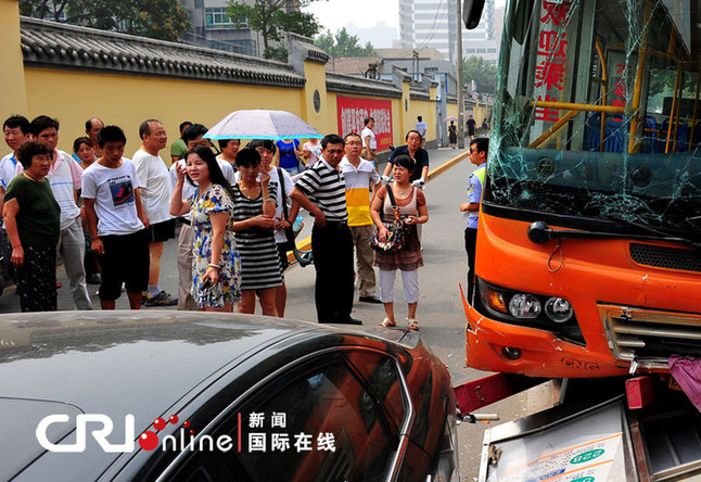 西安公交車失控衝上站臺4名候車女性受傷