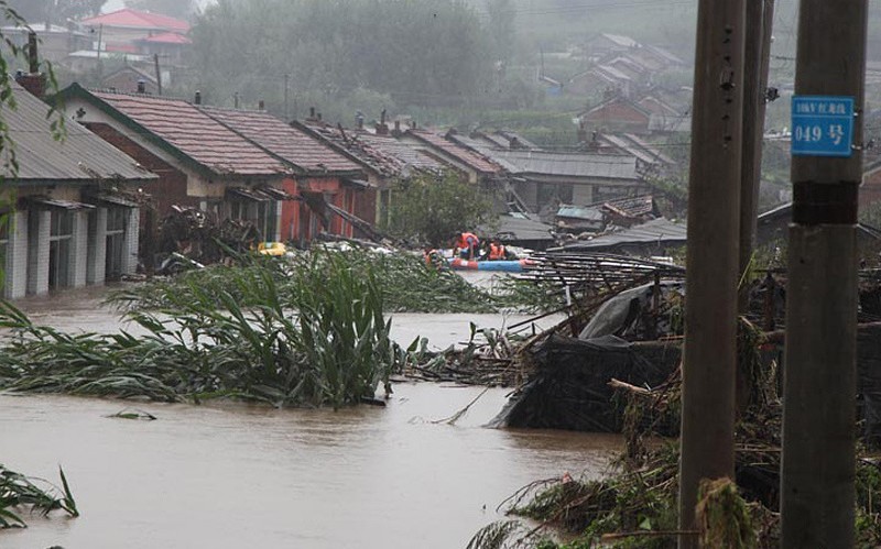 东北三省均发生洪涝灾害洪水进小区深处淹屋顶