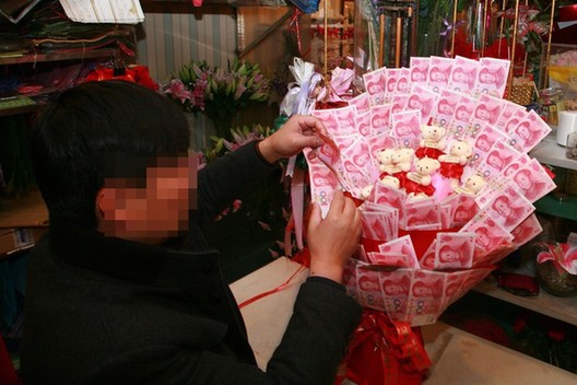扬州土豪订制万元人民币花束秒杀玫瑰求婚图