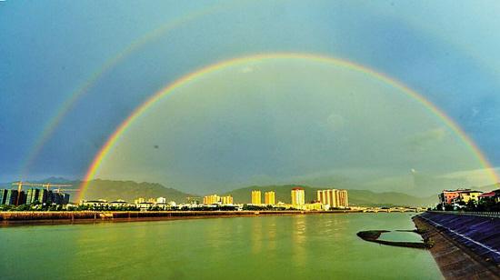 为什么雨后天上挂着彩虹_画雨后彩虹挂在天上_彩虹挂在雨后的天空改为比喻句