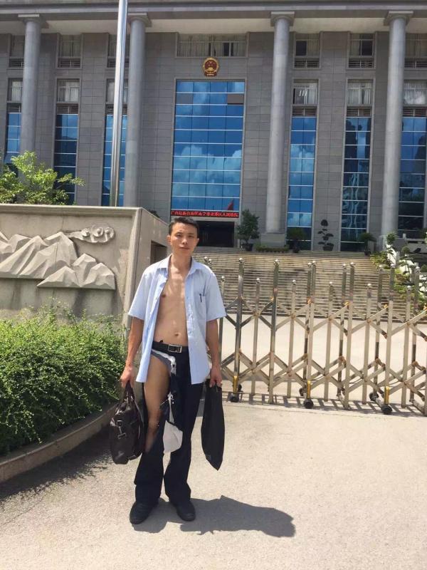 吴良律师从南宁青秀区法院出来已是衣衫褴褛。