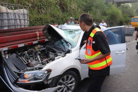 成渝高速發生追尾小車車頭嵌入貨車車尾5人受傷