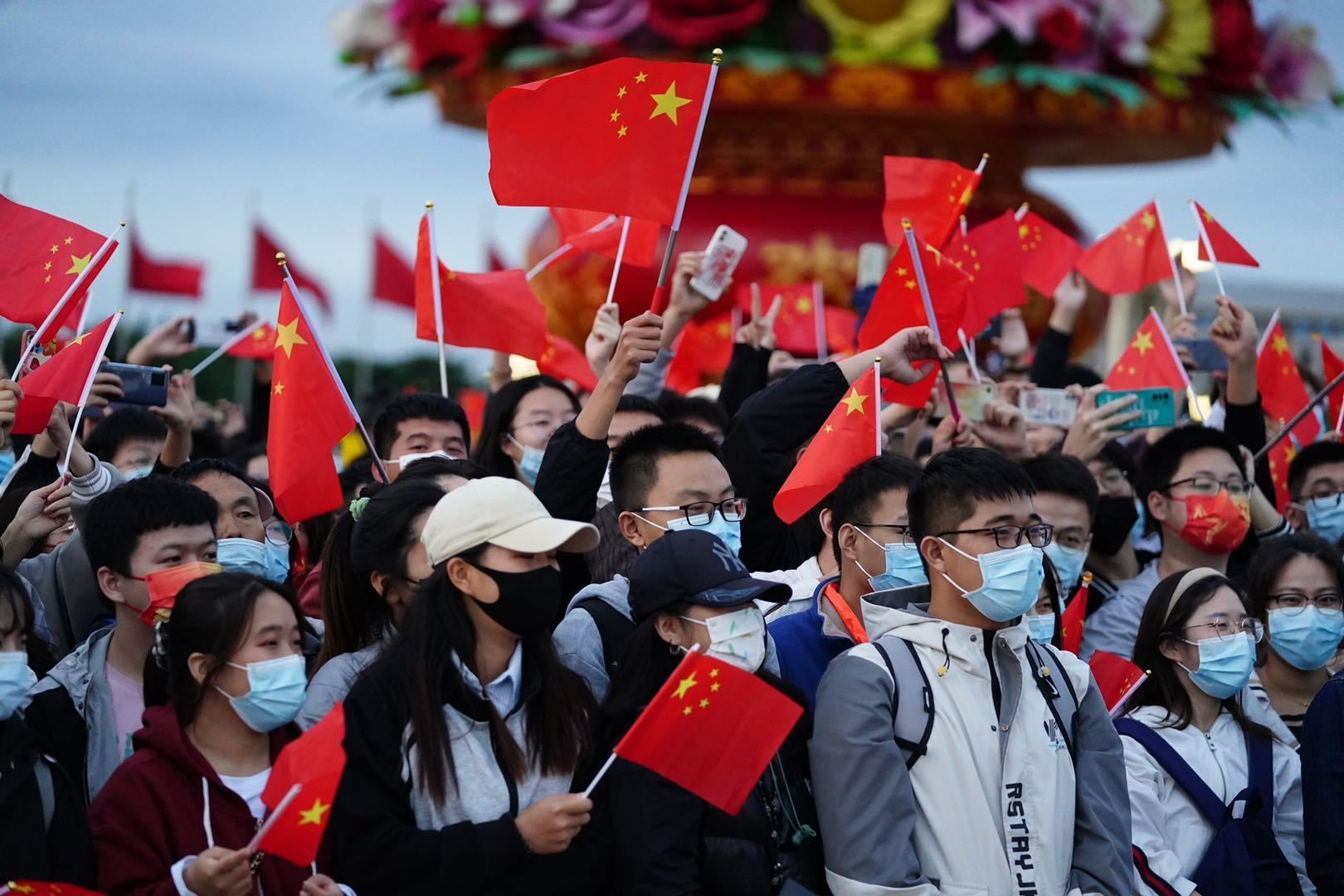 数万人天安门广场观升旗人群欢呼我爱你中国