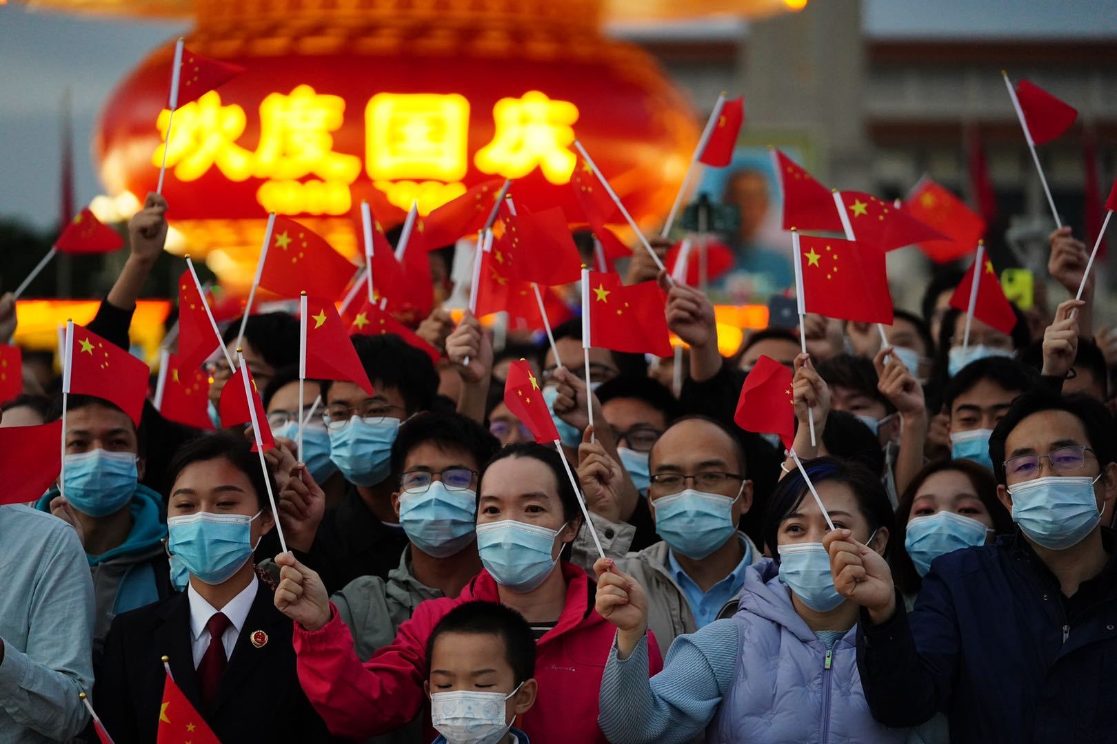 数万人天安门广场观升旗人群欢呼我爱你中国