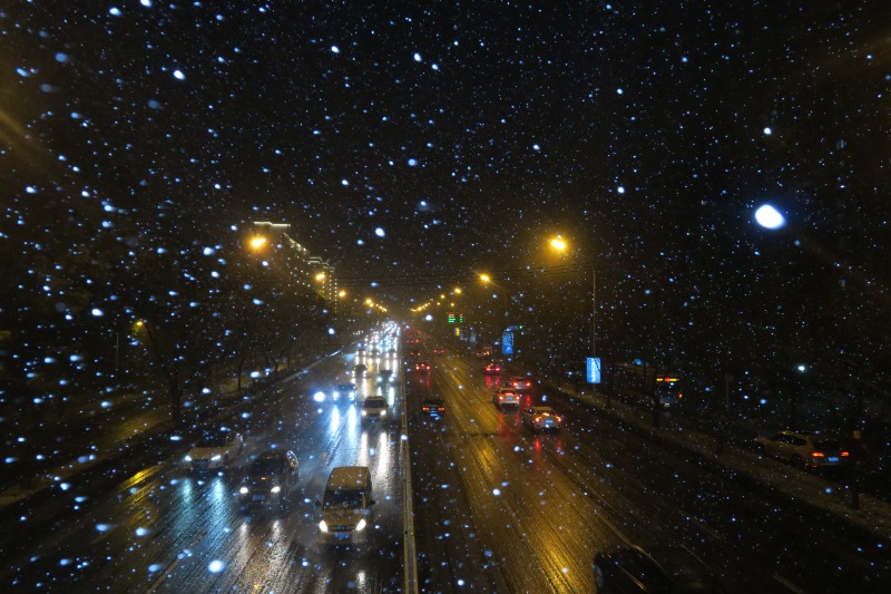 北京雪花飘起来照片图片