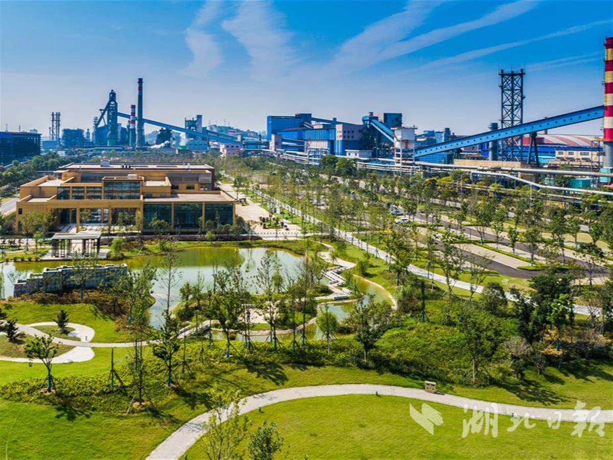 烟囱林立，浓烟翻滚，曾是近现代工业的标志；排放无害，云端监视，是如今绿色环保生产的典型——鄂钢：一样的烟囱“飘出”不一样的时代音符