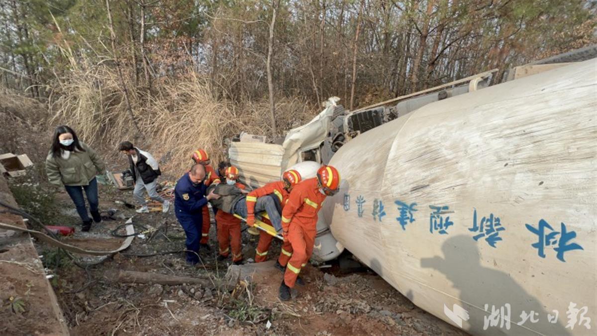 混凝土攪拌車急轉彎側翻遠安消防緊急救援