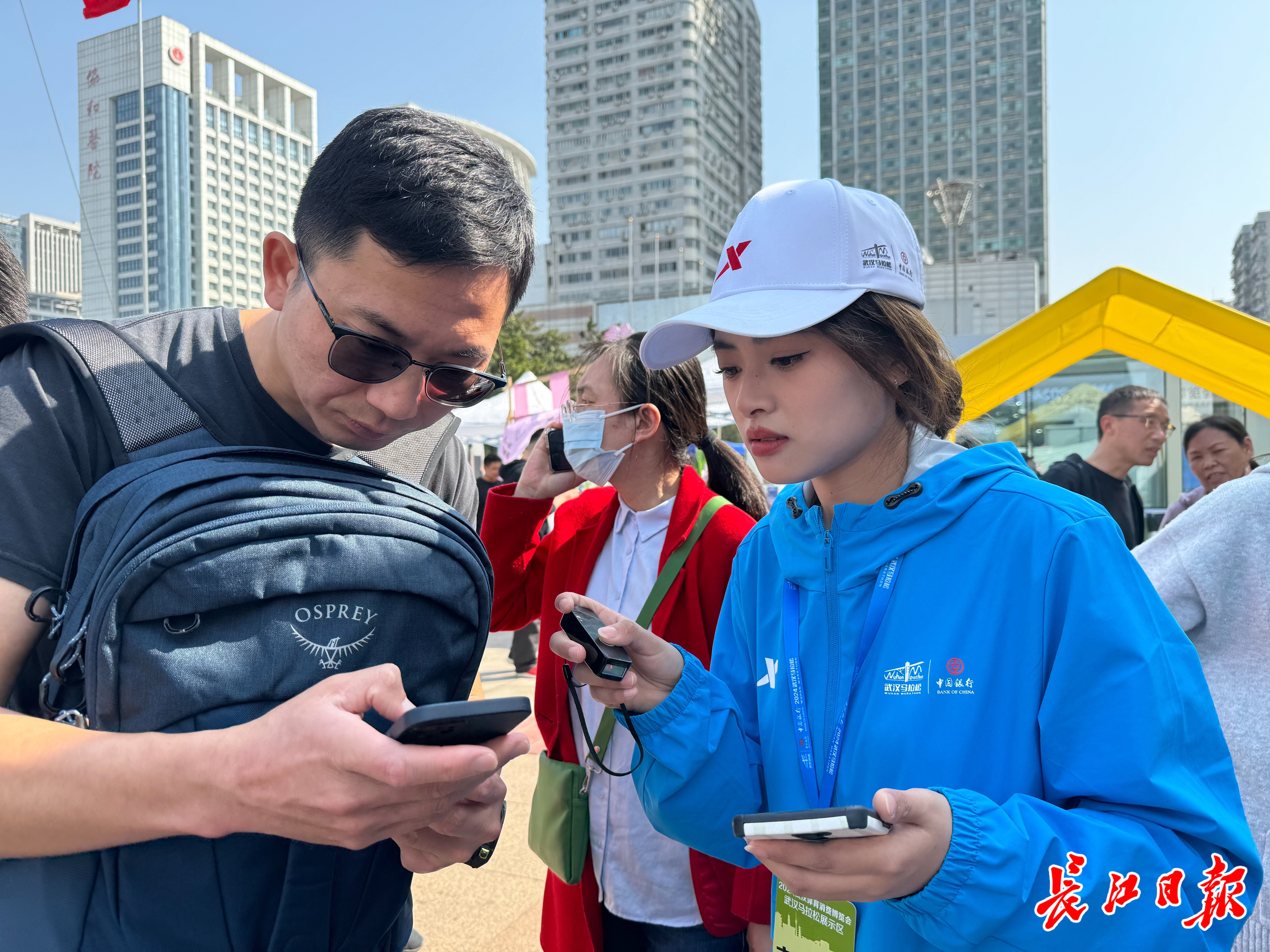 大学生志愿者服务照片图片