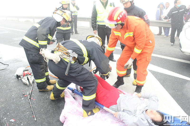 湖北大霧引發兩起高速車禍 共造成2死2傷_首頁湖北_新聞中心_長江網