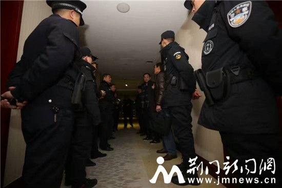 荆门警方跨年夜开展清查行动抓获涉黄涉赌人员18名
