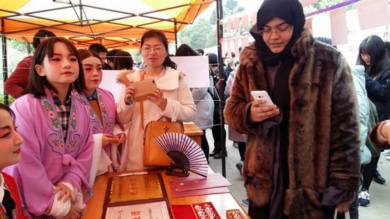 武科大首屆櫻花節開幕 留學生醉心傳統文化_武漢科技大學_i新聞_長江