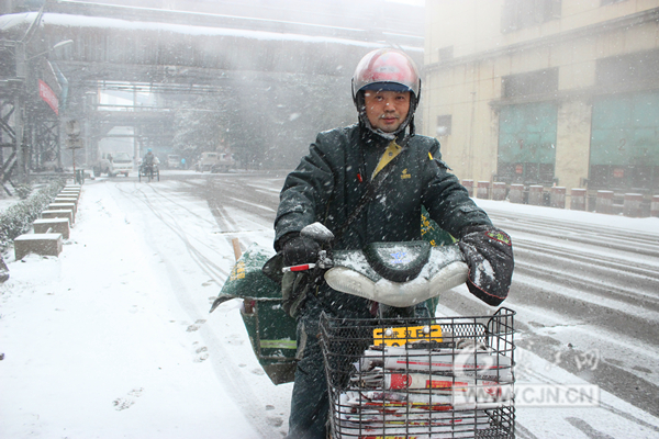 风雪中的邮递员