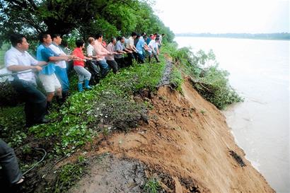 蕲春蕲河大堤崩岸 村民勇当"人桩"战洪魔