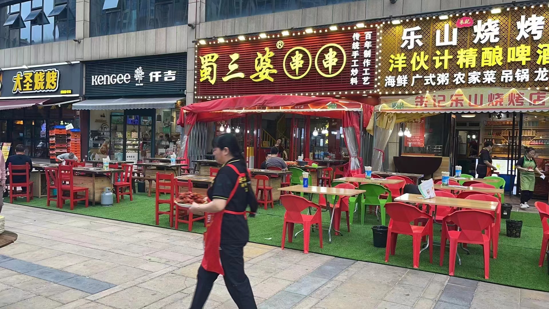 江岸区塔子湖街道综合执法中心推行人性化执法举措:一片小小的地垫,改善了环境也暖了人心