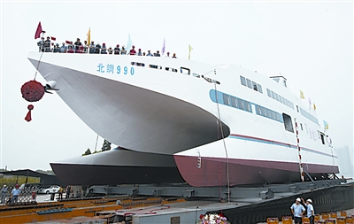 国内最大铝合金双体船在汉建成下水