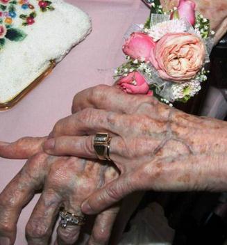 同性恋老人相伴72年后结婚 爱情真无关性别