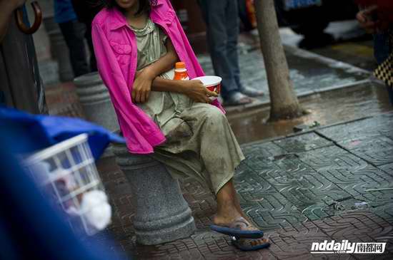 流浪女怀孕流落街头双手挡肚一言不发