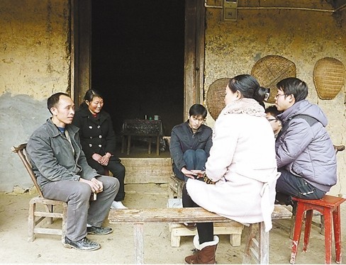 邓泽万（左一）和妻子接受媒体采访。 （巫溪县委宣传部提供）