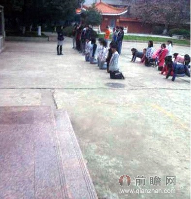 中国教育歧视观察：昆明老师罚学生下跪 数十同学体罚跪哭女同学