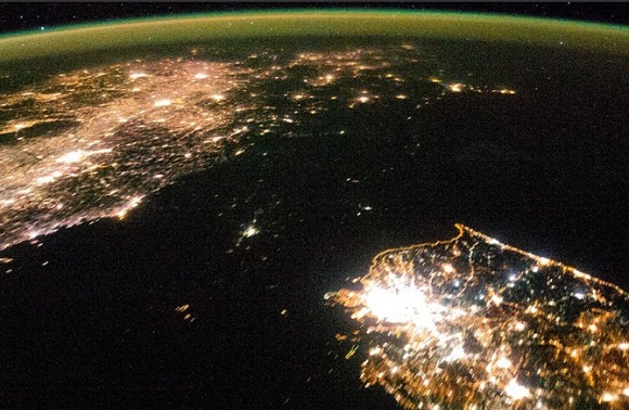 美航天局公布夜晚卫星图中韩灯火通明朝鲜黑