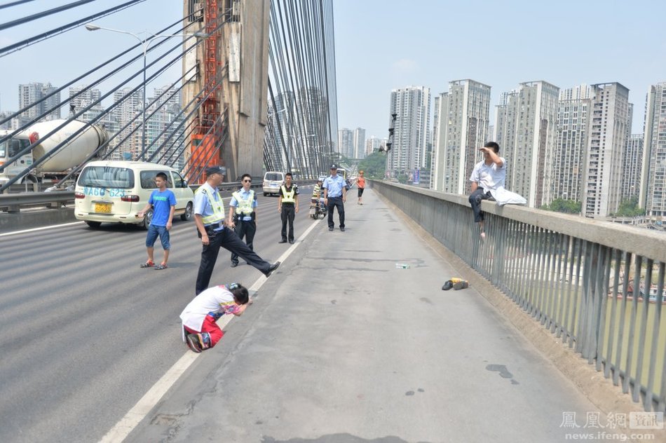 男子七夕与女友吵架后要跳桥女友流泪跪劝