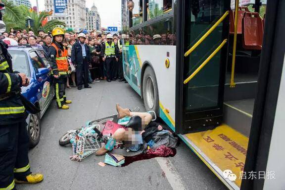 骑车女子被的士司机开门撞倒遭公交碾压身亡