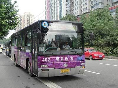 公交司機開車嗑瓜子女接線員聽到投訴笑了圖