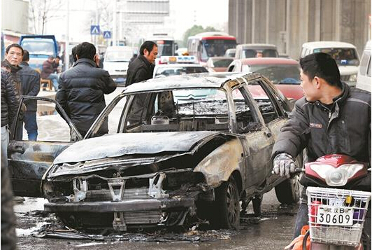 轿车自燃失火路人施救 淡定司机不灭火拍照后离开武汉新闻中心长江网cjncn 7288