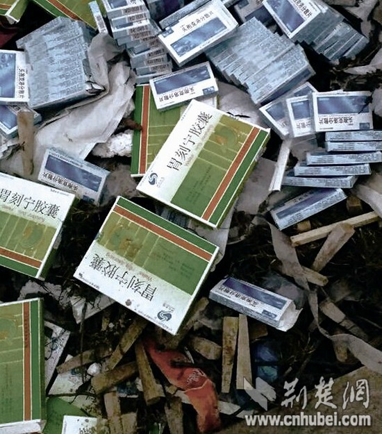 一医药公司为省事马路边倾倒药品 部分已过期