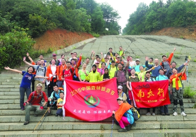 數十位驢友穿越江夏大花山青龍山 體驗