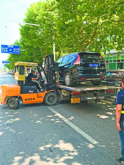 我市新增两件拖车利器治违停可隔着护栏吊起小车